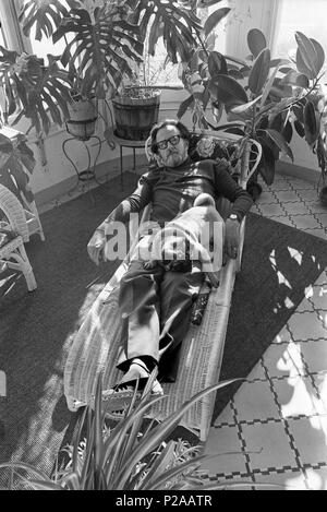 El escritor, Profesor y periodista Chileno, José Donoso, en su casa de Vallvidrera en noviembre de 1970. Stockfoto