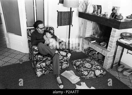 El escritor, Profesor y periodista Chileno, José Donoso, en su casa de Vallvidrera en noviembre de 1970. Stockfoto