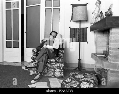 El escritor, Profesor y periodista Chileno, José Donoso, en su casa de Vallvidrera en noviembre de 1970. Stockfoto