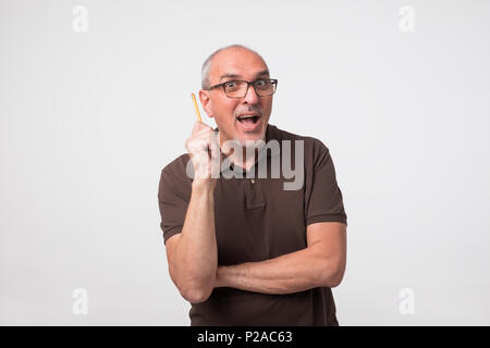 Reifen europäischen Mann hat eine gute Idee. Er hält Bleistift. Konzept der Bildung Stockfoto