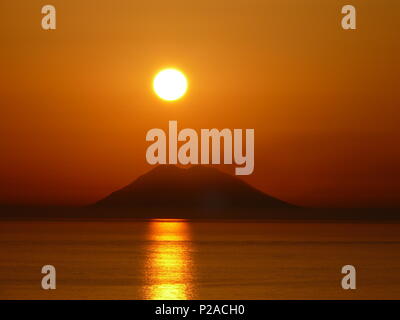 Sonnenuntergang über dem Stromboli Vulkan Stromboli am Abend Zeit Stockfoto