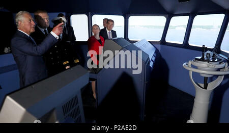 Der Prinz von Wales an Bord eines Simulators bei des National Maritime College von Irland als Teil seiner Reise durch die Republik Irland. PRESS ASSOCIATION Foto. PRESS ASSOCIATION Foto. Bild Datum: Donnerstag, Juni 14, 2018. Siehe PA Geschichte ROYAL Charles. Photo Credit: Brian Gesetzlosen/PA-Kabel Stockfoto