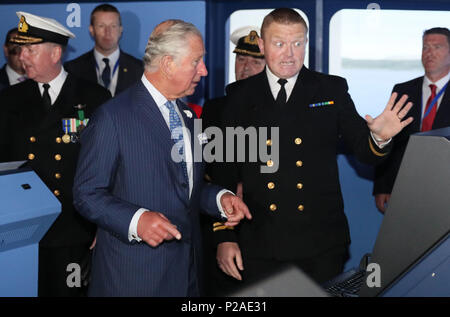 Der Prinz von Wales an Bord eines Simulators bei des National Maritime College von Irland als Teil seiner Reise durch die Republik Irland. PRESS ASSOCIATION Foto. PRESS ASSOCIATION Foto. Bild Datum: Donnerstag, Juni 14, 2018. Siehe PA Geschichte ROYAL Charles. Photo Credit: Brian Gesetzlosen/PA-Kabel Stockfoto