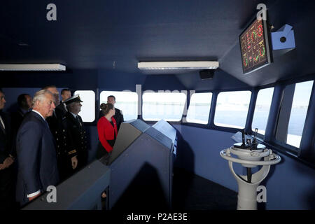 Der Prinz von Wales an Bord eines Simulators bei des National Maritime College von Irland als Teil seiner Reise durch die Republik Irland. PRESS ASSOCIATION Foto. PRESS ASSOCIATION Foto. Bild Datum: Donnerstag, Juni 14, 2018. Siehe PA Geschichte ROYAL Charles. Photo Credit: Brian Gesetzlosen/PA-Kabel Stockfoto