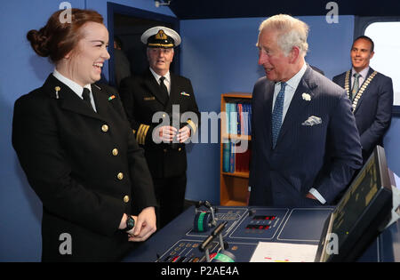 Der Prinz von Wales trifft Orla Donellan an Bord eines Simulators bei des National Maritime College von Irland als Teil seiner Reise durch die Republik Irland. PRESS ASSOCIATION Foto. PRESS ASSOCIATION Foto. Bild Datum: Donnerstag, Juni 14, 2018. Siehe PA Geschichte ROYAL Charles. Photo Credit: Brian Gesetzlosen/PA-Kabel Stockfoto