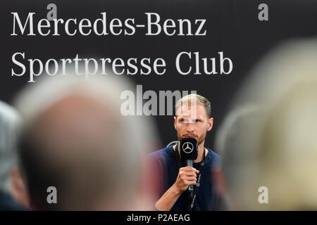 Stuttgart, Deutschland. 14 Juni, 2018. Interview mit Fußball-Nationalspieler Benedikt Hoewedes in der Mercedes-Benz Sportpresse Club. GES/Tennis / ATP: MercedesCup, 14.06.2018 Tennis ATP: MercedesCup, Stuttgart, 14. Juni 2018 - | Verwendung der weltweiten Kredit: dpa/Alamy leben Nachrichten Stockfoto