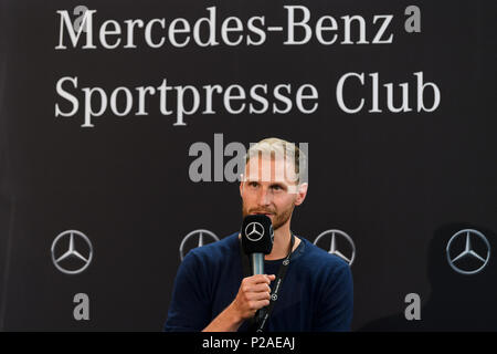 Stuttgart, Deutschland. 14 Juni, 2018. Interview mit Fußball-Nationalspieler Benedikt Hoewedes in der Mercedes-Benz Sportpresse Club. GES/Tennis / ATP: MercedesCup, 14.06.2018 Tennis ATP: MercedesCup, Stuttgart, 14. Juni 2018 - | Verwendung der weltweiten Kredit: dpa/Alamy leben Nachrichten Stockfoto