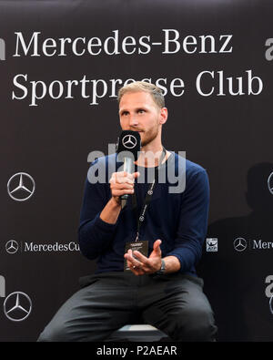 Stuttgart, Deutschland. 14 Juni, 2018. Interview mit Fußball-Nationalspieler Benedikt Hoewedes in der Mercedes-Benz Sportpresse Club. GES/Tennis / ATP: MercedesCup, 14.06.2018 Tennis ATP: MercedesCup, Stuttgart, 14. Juni 2018 - | Verwendung der weltweiten Kredit: dpa/Alamy leben Nachrichten Stockfoto