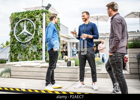 Stuttgart, Deutschland. 14 Juni, 2018. Ankunft der Fußball international Benedikt Hoewedes. Am Turnier site erhält er einen Reiseführer. GES/Tennis / ATP: MercedesCup, 14.06.2018 Tennis ATP: MercedesCup, Stuttgart, 14. Juni 2018 - | Verwendung der weltweiten Kredit: dpa/Alamy leben Nachrichten Stockfoto