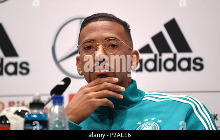 14 Juni 2018, Russland, Watutinki: Fußball, Wm, Nationalmannschaft von Deutschland, Team Quartal: Jerome Boateng aus Deutschland beantwortet Fragen von Journalisten bei der Pressekonferenz. Foto: Ina Faßbender/dpa Stockfoto