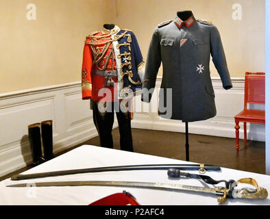 14 Juni 2018, Potsdam, Deutschland: Original Uniformen des letzten Preußischen Kaiser sind im Neuen Schloss ausgestellt. Die Ausstellung "Emperor's Dawn - das Neue Schloss 1918 zwischen Monarchie und Republik' zeigt die letzten Tage der kaiserlichen Familie in ihre Residenz, das Neue Schloss, während der Novemberrevolution 1918, sowie die Zeit unmittelbar danach. Foto: Bernd Settnik/dpa-Zentralbild/ZB Stockfoto