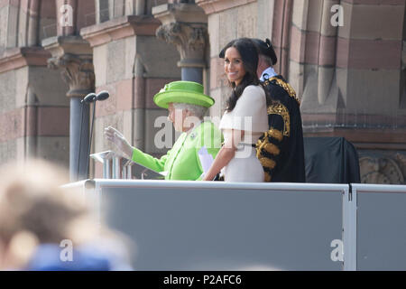 Chester, UK. 14 Jun, 2018. Queen & Meghan Markle besuchen Chester, UK Die Königin, Meghan Markle, Herzogin von Sussex und der Bürgermeister von Chester grüße die Massen von den Stufen des Rathauses. Die Royals wurden ich der Stadt für die offizielle Eröffnung des neuen Storyhouse Theater der Stadt. Foto: Brian Hickey/Alamy leben Nachrichten Stockfoto