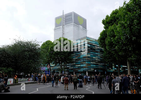 London, UK, 14. Juni 2018. Viele Veranstaltungen werden in South Kensington statt der Jahrestag von Grenfell Turm Tragödie zu markieren. Credit: Yanice Idir/Alamy leben Nachrichten Stockfoto