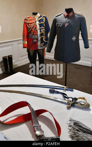 14 Juni 2018, Potsdam, Deutschland: Original Uniformen des letzten Preußischen Kaiser sind im Neuen Schloss ausgestellt. Die Ausstellung "Emperor's Dawn - das Neue Schloss 1918 zwischen Monarchie und Republik' zeigt die letzten Tage der kaiserlichen Familie in ihre Residenz, das Neue Schloss, während der Novemberrevolution 1918, sowie die Zeit unmittelbar danach. Foto: Bernd Settnik/dpa-Zentralbild/ZB Stockfoto