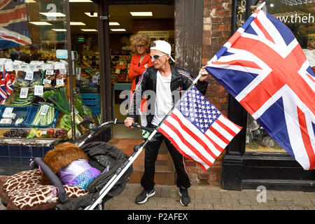 Chester, UK. 14. Juni 2018. Eine königliche Fan erwartet die Ankunft der Königin und die Herzogin von Sussex den Storyhouse Theater, Bibliothek offiziell zu öffnen und Künste Veranstaltungsort vor dem Mittagessen im Rathaus. Credit: Andrew Paterson/Alamy leben Nachrichten Stockfoto