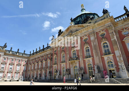 14 Juni 2018, Potsdam, Deutschland: Besucher lassen Sie den Neuen Palast. Die Ausstellung "Emperor's Dawn - das Neue Schloss 1918 zwischen Monarchie und Republik' zeigt die letzten Tage der kaiserlichen Familie in ihre Residenz, das Neue Schloss, während der Novemberrevolution 1918, sowie die Zeit unmittelbar danach. Foto: Bernd Settnik/dpa-Zentralbild/ZB Stockfoto