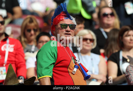 Moskau, Russland. 14 Jun, 2018. Russische Lüfter mit Mohican RUSSLAND RUSSLAND V V SAUDI ARABIEN SAUDI ARABIEN, 2018 FIFA WORLD CUP Russland vom 14. Juni 2018 GBB 7997 2018 FIFA World Cup Russland STRENG REDAKTIONELLE VERWENDUNG NUR. Wenn der Spieler/Spieler in diesem Bild dargestellt ist/Spielen für einen englischen Club oder das England National Team. Dann ist dieses Bild darf nur für redaktionelle Zwecke verwendet werden. Keine kommerzielle Nutzung. Credit: Allstar Bildarchiv/Alamy leben Nachrichten Stockfoto