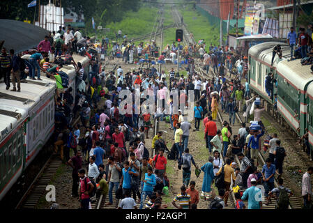 Dhaka. 14 Juni, 2018. Menschen versuchen, auf dem Dach des Waggons zu klettern, da sie sich auf ihre Häuser Kopf Eid al-Fitr von Dhaka, Bangladesch, am 14. Juni 2018 zu feiern. Wie das Eid al-Adha, hat keine bestimmte Zeitdauer und Festival klopft an die Tür, die lange Distanz Busbahnhof, Ferry terminals und Bahnhöfe in Bangladeschs Hauptstadt Dhaka siehe überfüllt mit Zehntausenden von home-Fluggäste. Quelle: Xinhua/Alamy leben Nachrichten Stockfoto