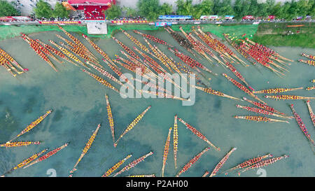 Daoxian County. 14 Juni, 2018. Menschen für ein drachenbootrennen in Yongzhou Stadt vorbereiten, die Zentrale China Provinz Hunan, Juni 14, 2018, zu den bevorstehenden Dragon Boat Festival begrüssen. Die Dragon Boat Festival fällt am fünften Tag des fünften Monats nach dem chinesischen Mondkalender, oder 18. Juni dieses Jahres, und wird durch den Verzehr von glutenhaltigen Reis Knödel und Racing Drachen Boote gekennzeichnet. Credit: Er: Hongfu/Xinhua/Alamy leben Nachrichten Stockfoto