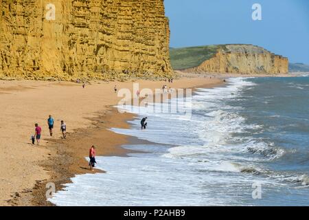 West Bay, Dorset, Großbritannien. 14. Juni 2018. UK Wetter. Besucher am Strand unter blauem Himmel und in warmen Nachmittag Sonnenschein am Strand von West Bay in Dorset gebadet. Foto: Graham Jagd-/Alamy leben Nachrichten Stockfoto