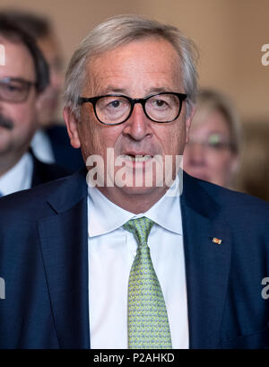 München, Deutschland. 14 Jun, 2018. 14 Juni 2018, Deutschland, München: Jean-Claude Juncker (C), der Präsident der Europäischen Kommission kommt zu den Bayerischen Landtag. Foto: Sven Hoppe/dpa Quelle: dpa Picture alliance/Alamy leben Nachrichten Stockfoto