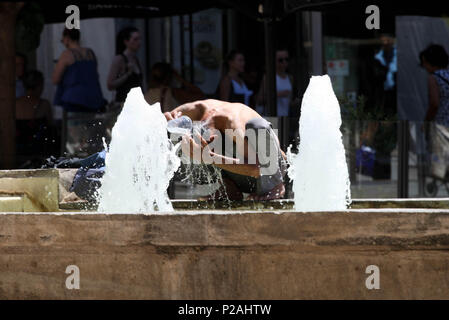 Athen, Griechenland. 14 Juni, 2018. Ein obdachloser Mann einen Brunnen in der Mitte von Athen. Credit: aristidis Vafeiadakis/ZUMA Draht/Alamy leben Nachrichten Stockfoto