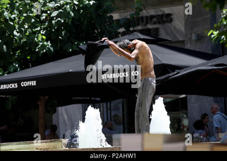 Athen, Griechenland. 14 Juni, 2018. Ein obdachloser Mann einen Brunnen in der Mitte von Athen. Credit: aristidis Vafeiadakis/ZUMA Draht/Alamy leben Nachrichten Stockfoto
