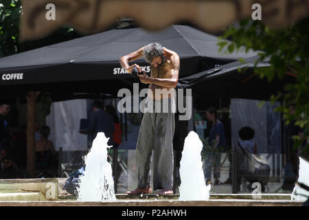 Athen, Griechenland. 14 Juni, 2018. Ein obdachloser Mann einen Brunnen in der Mitte von Athen. Credit: aristidis Vafeiadakis/ZUMA Draht/Alamy leben Nachrichten Stockfoto