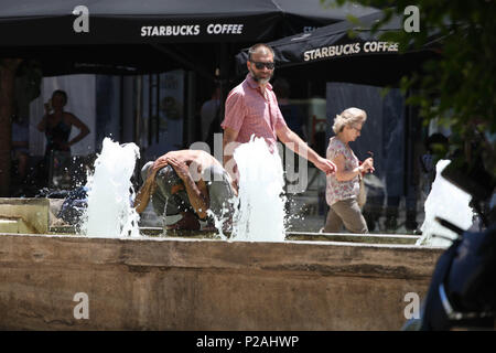 Athen, Griechenland. 14 Juni, 2018. Ein obdachloser Mann einen Brunnen in der Mitte von Athen. Credit: aristidis Vafeiadakis/ZUMA Draht/Alamy leben Nachrichten Stockfoto