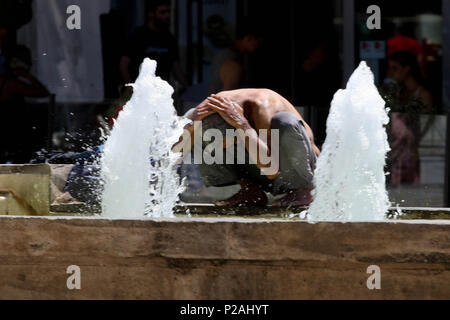 Athen, Griechenland. 14 Juni, 2018. Ein obdachloser Mann einen Brunnen in der Mitte von Athen. Credit: aristidis Vafeiadakis/ZUMA Draht/Alamy leben Nachrichten Stockfoto