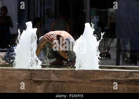 Athen, Griechenland. 14 Juni, 2018. Ein obdachloser Mann einen Brunnen in der Mitte von Athen. Credit: aristidis Vafeiadakis/ZUMA Draht/Alamy leben Nachrichten Stockfoto