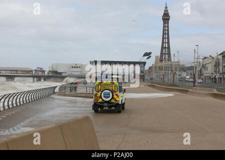 Blackpool, Großbritannien. 14 Jun, 2018. UK Wetter: Beach Patrol entlang der Küste fahren als Sturm Hector eintrifft, brechenden Wellen bei Flut in Blackpool, 14 Juni, 2018 (C) Barbara Cook/Alamy leben Nachrichten Stockfoto