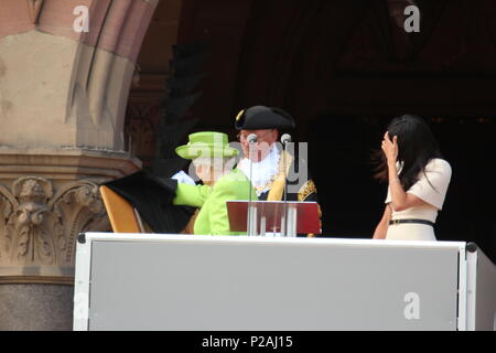 Chester, Großbritannien. Juni 2018. Die Königin und Meghan Markle. Herzogin von Sussex besuchte Chester, um das Chester Storehouse Theater und den Bibliothekskomplex Credit/Mike Clarke/Alamy Live News offiziell zu eröffnen Stockfoto