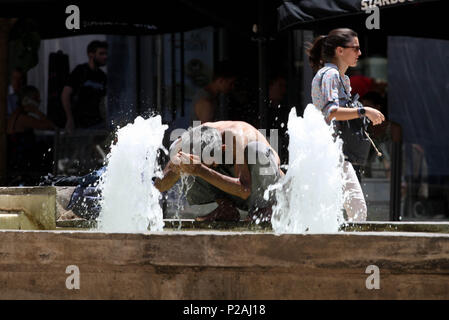 Athen, Griechenland. 14 Juni, 2018. Ein obdachloser Mann einen Brunnen in der Mitte von Athen. Credit: aristidis Vafeiadakis/ZUMA Draht/Alamy leben Nachrichten Stockfoto