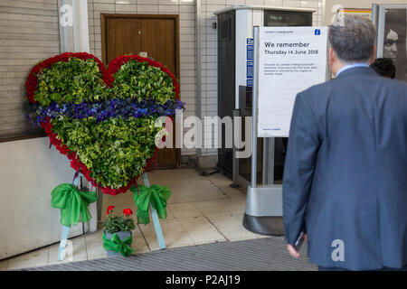 London, Großbritannien. 14 Jun, 2018. Eine Gedenkstätte Kranz am Eingang von Latimer Road Tube Station am ersten Jahrestag der Grenfell Turm Feuer. 72 Menschen starben, als der Turm im Stadtteil Kensington & Chelsea, in welcher der größte Brand seit WW2 aufgerufen wurde getötet wurden. Das 24-stöckige Hochhaus Grenfell von Sozialwohnungen Wohnungen in Kensington, West London, Vereinigtes Königreich. Es verursachte 72 Todesfälle, in der 293 Personen im Gebäude, darunter 2, die Entronnenen und verstarb im Krankenhaus. Mehr als 70 wurden verletzt und traumatisiert. Credit: RichardBaker/Alamy leben Nachrichten Stockfoto