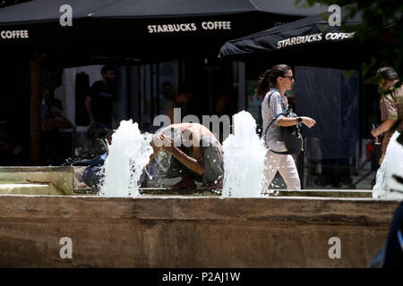 Athen, Griechenland. 14 Juni, 2018. Ein obdachloser Mann einen Brunnen in der Mitte von Athen. Credit: aristidis Vafeiadakis/ZUMA Draht/Alamy leben Nachrichten Stockfoto