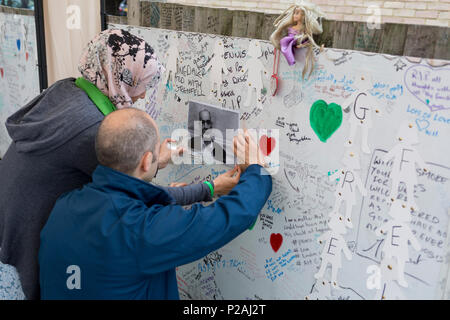 London, Großbritannien. 14 Jun, 2018. Verwandte eines Vaters in der Grenfell Feuer am ersten Jahrestag des Hochhauses Katastrophe getötet. 72 Menschen starben, als der Turm im Stadtteil Kensington & Chelsea, in welcher der größte Brand seit WW2 aufgerufen wurde getötet wurden. Das 24-stöckige Hochhaus Grenfell von Sozialwohnungen Wohnungen in Kensington, West London, Vereinigtes Königreich. Es verursachte 72 Todesfälle, in der 293 Personen im Gebäude, darunter 2, die Entronnenen und verstarb im Krankenhaus. Mehr als 70 wurden verletzt und traumatisiert. Credit: RichardBaker/Alamy leben Nachrichten Stockfoto