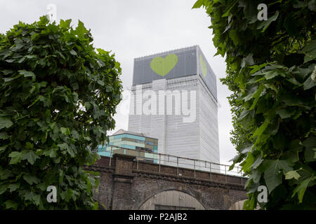 London, Großbritannien. 14 Jun, 2018. Die Überreste der Grenfell Hochhaus Grenfell, am ersten Jahrestag des Hochhauses Katastrophe. 72 Menschen starben, als der Turm im Stadtteil Kensington & Chelsea, in welcher der größte Brand seit WW2 aufgerufen wurde getötet wurden. Das 24-stöckige Hochhaus Grenfell von Sozialwohnungen Wohnungen in Kensington, West London, Vereinigtes Königreich. Es verursachte 72 Todesfälle, in der 293 Personen im Gebäude, darunter 2, die Entronnenen und verstarb im Krankenhaus. Mehr als 70 wurden verletzt und traumatisiert. Credit: RichardBaker/Alamy leben Nachrichten Stockfoto