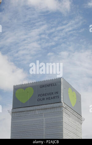 London, Großbritannien. 14 Jun, 2018. Die Überreste der Grenfell Hochhaus Grenfell, am ersten Jahrestag des Hochhauses Katastrophe. 72 Menschen starben, als der Turm im Stadtteil Kensington & Chelsea, in welcher der größte Brand seit WW2 aufgerufen wurde getötet wurden. Das 24-stöckige Hochhaus Grenfell von Sozialwohnungen Wohnungen in Kensington, West London, Vereinigtes Königreich. Es verursachte 72 Todesfälle, in der 293 Personen im Gebäude, darunter 2, die Entronnenen und verstarb im Krankenhaus. Mehr als 70 wurden verletzt und traumatisiert. Credit: RichardBaker/Alamy leben Nachrichten Stockfoto