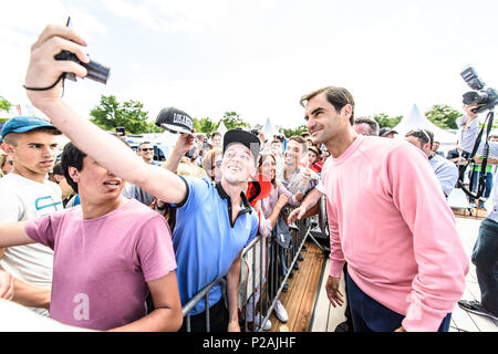 Stuttgart, Deutschland. 14 Juni, 2018. Tennisprofi Roger Federer gibt selfies mit Fans auf der Mercedes-Benz zeigen. GES/Tennis / ATP: MercedesCup, 14.06.2018 Tennis ATP: MercedesCup, Stuttgart, 14. Juni 2018 - | Verwendung der weltweiten Kredit: dpa/Alamy leben Nachrichten Stockfoto