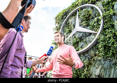 Stuttgart, Deutschland. 14 Juni, 2018. Tennisprofi Roger Federer gibt Interviews im Mercedes-Benz zeigen. GES/Tennis / ATP: MercedesCup, 14.06.2018 Tennis ATP: MercedesCup, Stuttgart, 14. Juni 2018 - | Verwendung der weltweiten Kredit: dpa/Alamy leben Nachrichten Stockfoto