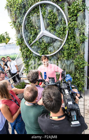 Stuttgart, Deutschland. 14 Juni, 2018. Tennisprofi Roger Federer gibt Interviews im Mercedes-Benz zeigen. GES/Tennis / ATP: MercedesCup, 14.06.2018 Tennis ATP: MercedesCup, Stuttgart, 14. Juni 2018 - | Verwendung der weltweiten Kredit: dpa/Alamy leben Nachrichten Stockfoto