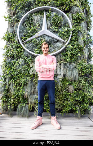 Stuttgart, Deutschland. 14 Juni, 2018. Tennisprofi Roger Federer im Mercedes-Benz zeigen. GES/Tennis / ATP: MercedesCup, 14.06.2018 Tennis ATP: MercedesCup, Stuttgart, 14. Juni 2018 - | Verwendung der weltweiten Kredit: dpa/Alamy leben Nachrichten Stockfoto