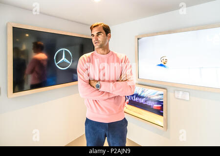 Stuttgart, Deutschland. 14 Juni, 2018. Tennisprofi Roger Federer Wunder bei Mercedes-Benz Ausstellung. GES/Tennis / ATP: MercedesCup, 14.06.2018 Tennis ATP: MercedesCup, Stuttgart, 14. Juni 2018 - | Verwendung der weltweiten Kredit: dpa/Alamy leben Nachrichten Stockfoto