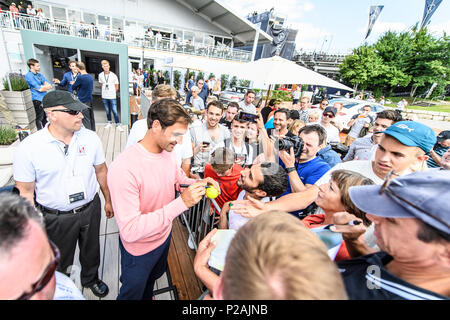 Stuttgart, Deutschland. 14 Juni, 2018. Tennisprofi Roger Federer gibt Autogramme für die Fans auf der Mercedes-Benz zeigen. GES/Tennis / ATP: MercedesCup, 14.06.2018 Tennis ATP: MercedesCup, Stuttgart, 14. Juni 2018 - | Verwendung der weltweiten Kredit: dpa/Alamy leben Nachrichten Stockfoto