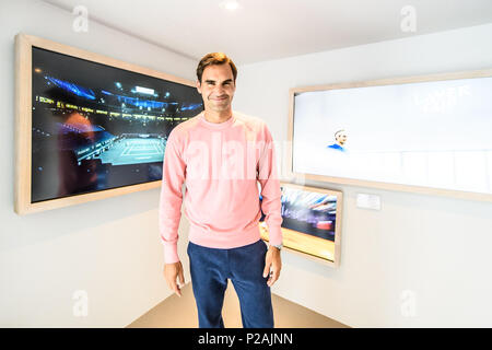Stuttgart, Deutschland. 14 Juni, 2018. Tennisprofi Roger Federer Wunder bei Mercedes-Benz Ausstellung. GES/Tennis / ATP: MercedesCup, 14.06.2018 Tennis ATP: MercedesCup, Stuttgart, 14. Juni 2018 - | Verwendung der weltweiten Kredit: dpa/Alamy leben Nachrichten Stockfoto