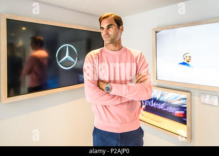 Stuttgart, Deutschland. 14 Juni, 2018. Tennisprofi Roger Federer Wunder bei Mercedes-Benz Ausstellung. GES/Tennis / ATP: MercedesCup, 14.06.2018 Tennis ATP: MercedesCup, Stuttgart, 14. Juni 2018 - | Verwendung der weltweiten Kredit: dpa/Alamy leben Nachrichten Stockfoto