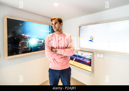 Stuttgart, Deutschland. 14 Juni, 2018. Tennisprofi Roger Federer Wunder bei Mercedes-Benz Ausstellung. GES/Tennis / ATP: MercedesCup, 14.06.2018 Tennis ATP: MercedesCup, Stuttgart, 14. Juni 2018 - | Verwendung der weltweiten Kredit: dpa/Alamy leben Nachrichten Stockfoto