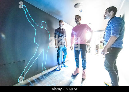 Stuttgart, Deutschland. 14 Juni, 2018. Tennisprofi Roger Federer Wunder bei Mercedes-Benz Ausstellung. GES/Tennis / ATP: MercedesCup, 14.06.2018 Tennis ATP: MercedesCup, Stuttgart, 14. Juni 2018 - | Verwendung der weltweiten Kredit: dpa/Alamy leben Nachrichten Stockfoto