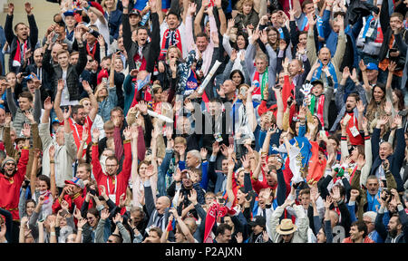 Moskau, Russland. 14 Juni, 2018. Russischen Fans feiern ihr Team GES/fussball/Wm 2018 Russland: Eröffnungsspiel Russland - Saudi-Arabien, 14.06.2018 GES/fussball/fussball/Wm 2018 Russland: Eröffnungsspiel Rußland gegen Saudi-Arabien, Moskau, Juni 14, 2018 | Verwendung der weltweiten Kredit: dpa/Alamy leben Nachrichten Stockfoto